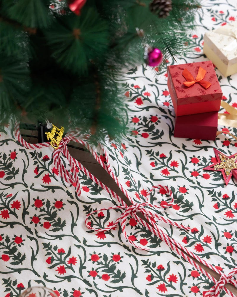 Red and Green Christmas Garland Tree Skirt, Red Floral Cotton Xmas Tree Decoration, Boho Farmhouse Decor